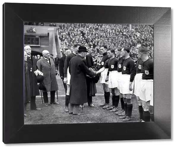 Sport - Fooball - Arsenal - King George V is introduced to the Arsenal team by captain