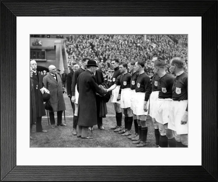 Framed Print : Sport - Fooball - Arsenal - King George V is introduced to the Arsenal team by captain Framed Print : Sport - Fooball - Arsenal - King George V is introduced to the Arsenal team by captain