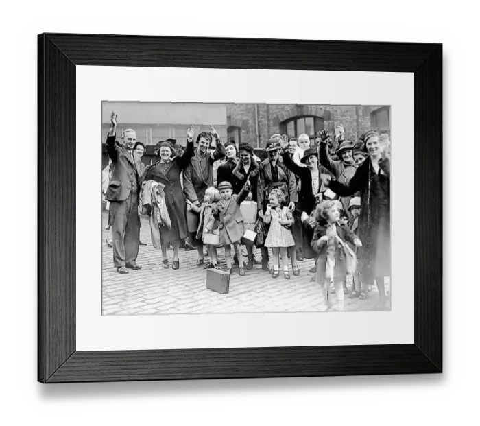 Framed Print : Tyneside mothers and children prepare to leave for the Lake District as the war starts