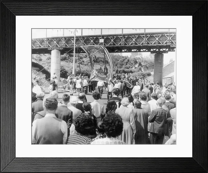 Framed Print : With billowing banners the Northumberland miners march to Attlee Park to hear the guest Framed Print : With billowing banners the Northumberland miners march to Attlee Park to hear the guest