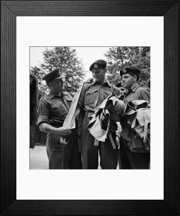 Framed Print : Suez Crisis 1956 Men of the Royal Berkshire Regiment are issued with tropical kit Framed Print : Suez Crisis 1956 Men of the Royal Berkshire Regiment are issued with tropical kit