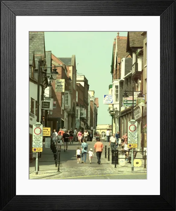 Framed Print : The recenlty pedestrianised Bridge Street in the centre of Evesham Framed Print : The recenlty pedestrianised Bridge Street in the centre of Evesham
