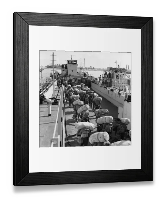 Framed Print : Suez Crisis 1956 850 soldiers of the 1st Bt Royal Fussiliers preparing to embark Framed Print : Suez Crisis 1956 850 soldiers of the 1st Bt Royal Fussiliers preparing to embark