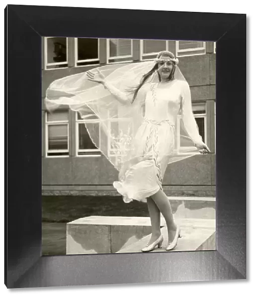 A model in a flapper wedding dress and veil