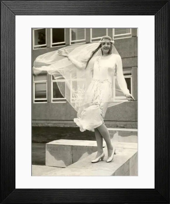 Framed Print : A model in a flapper wedding dress and veil Framed Print : A model in a flapper wedding dress and veil