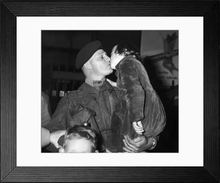 Framed Print : Suez Crisis 1956 A soldier of the 16th Independent Parachute Regiment says farewell Framed Print : Suez Crisis 1956 A soldier of the 16th Independent Parachute Regiment says farewell