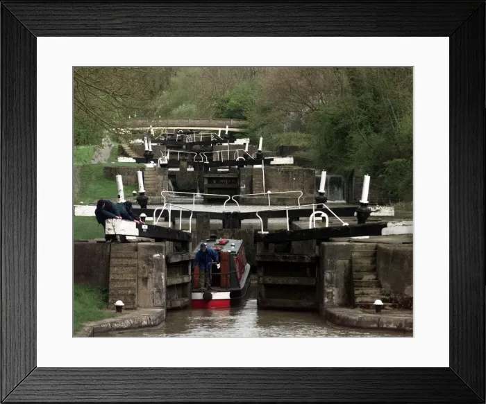 Framed Print : Long Itchington. A barge makes its way through the locks along