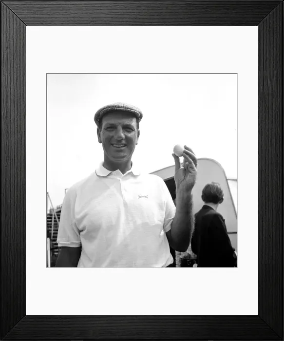 Framed Print : Argentine golfer Roberto de Vicenzo holding the egg which he found near to his ball Framed Print : Argentine golfer Roberto de Vicenzo holding the egg which he found near to his ball