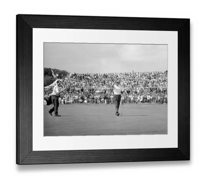 Framed Print : Argentine golfer Roberto de Vicenzo acknowledges the applause of the crowd as he walks Framed Print : Argentine golfer Roberto de Vicenzo acknowledges the applause of the crowd as he walks