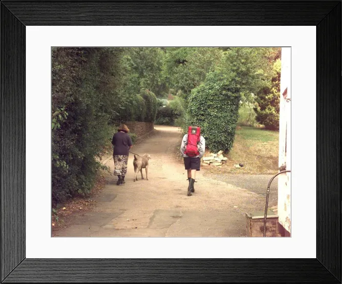 Framed Print : Walkers enjoy the countryside around Shrawley, Worcestershire