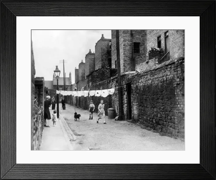 Framed Print : Children playing in the Scotswood area of Newcastle Framed Print : Children playing in the Scotswood area of Newcastle