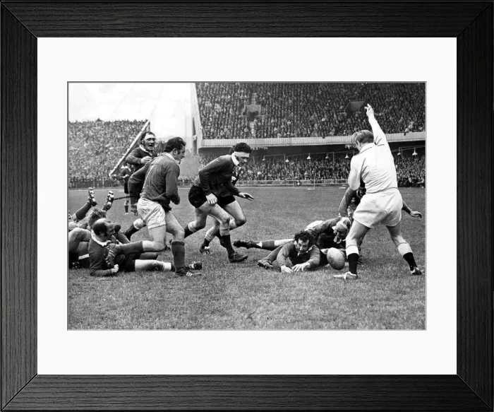 Framed Print : Wales v Ireland - 1971 - Rugby Gareth Edwards scores the first of his two tries against