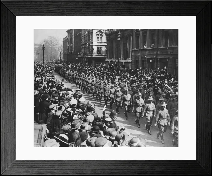 Framed Print : Cheering crowds greet World War One ANZAC soldiers as they march through London Framed Print : Cheering crowds greet World War One ANZAC soldiers as they march through London