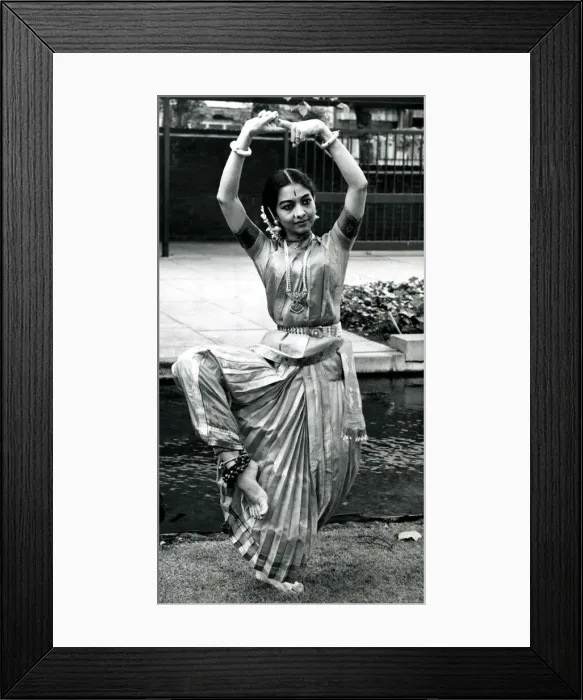 Framed Print : Indian classical dancer Kumari Yamini Krishnamurthi August 1965 Pictured outside Framed Print : Indian classical dancer Kumari Yamini Krishnamurthi August 1965 Pictured outside
