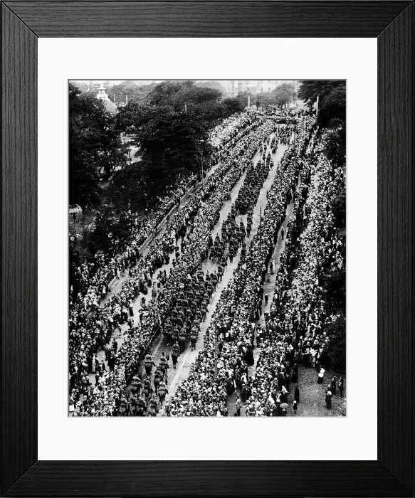 Framed Print : Sydneys farewell to departing Australian troops as they marched along Park Street