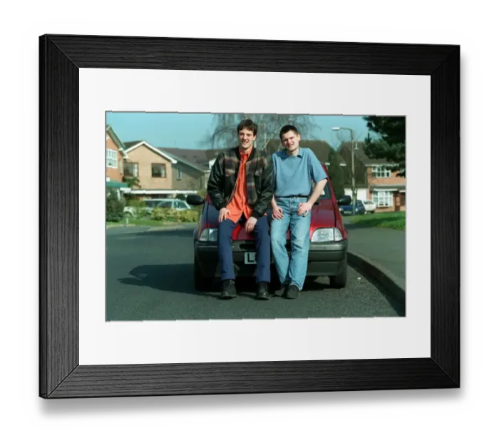 Framed Print : Richard Alford TV Presenter October 97 Sitting on car with his best mate Dean