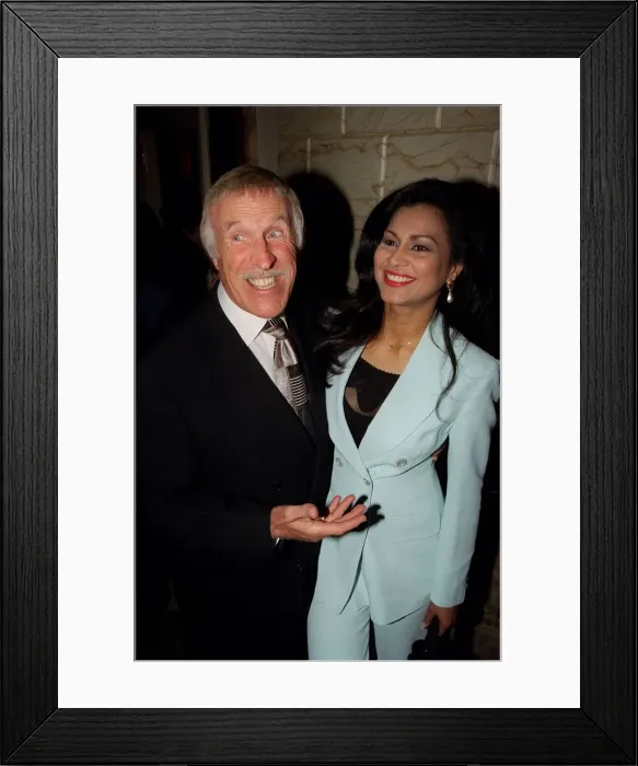 Framed Print : Bruce Forsyth Comedian  /  TV Presenter May 98 Arriving for the premiere of Saturday