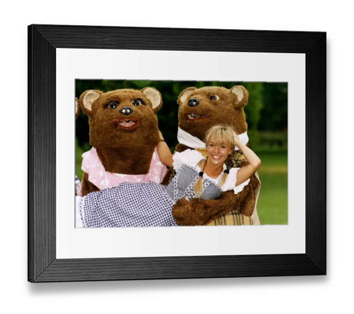 Framed Print : Michaela Strachan TV Presenter as Goldilocks in a Pantomime in Wimbledon Theatre