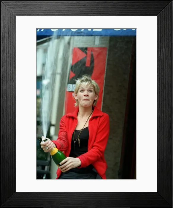 Framed Print : Zoe Ball Radio / TV Presenter September 98 Opening a bottle of chanpagne Framed Print : Zoe Ball Radio / TV Presenter September 98 Opening a bottle of chanpagne