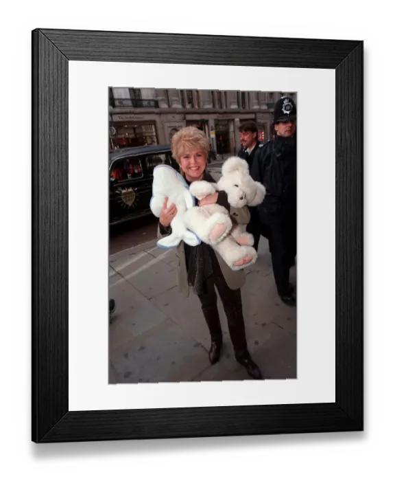 Framed Print : Gloria Hunniford TV Presenter April 98 Arriving for launch of the Variety Club Of Framed Print : Gloria Hunniford TV Presenter April 98 Arriving for launch of the Variety Club Of