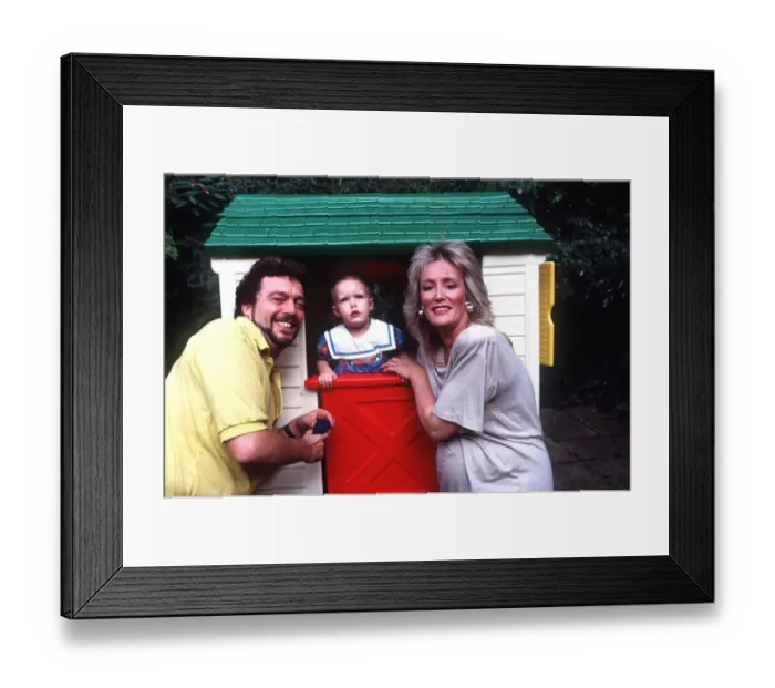 Framed Print : TV Presenter Jeremy Beadle with wife and daughter Framed Print : TV Presenter Jeremy Beadle with wife and daughter