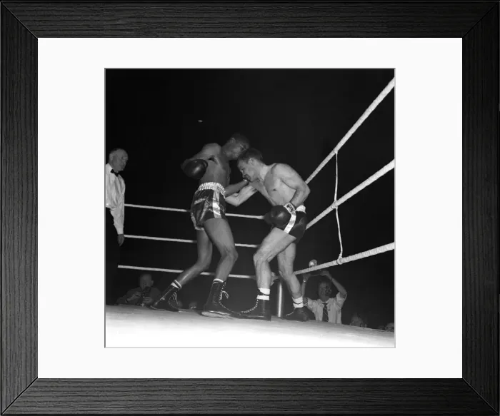 Framed Print : Dave Charnley v Doug Vaillant in a boxing match Framed Print : Dave Charnley v Doug Vaillant in a boxing match