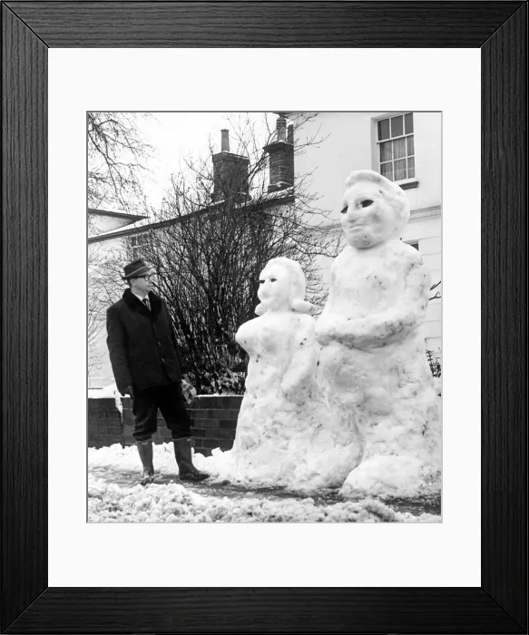 Framed Print : These two snowmen appeared in Railway Terrace, Rugby, apparently created by men from Framed Print : These two snowmen appeared in Railway Terrace, Rugby, apparently created by men from