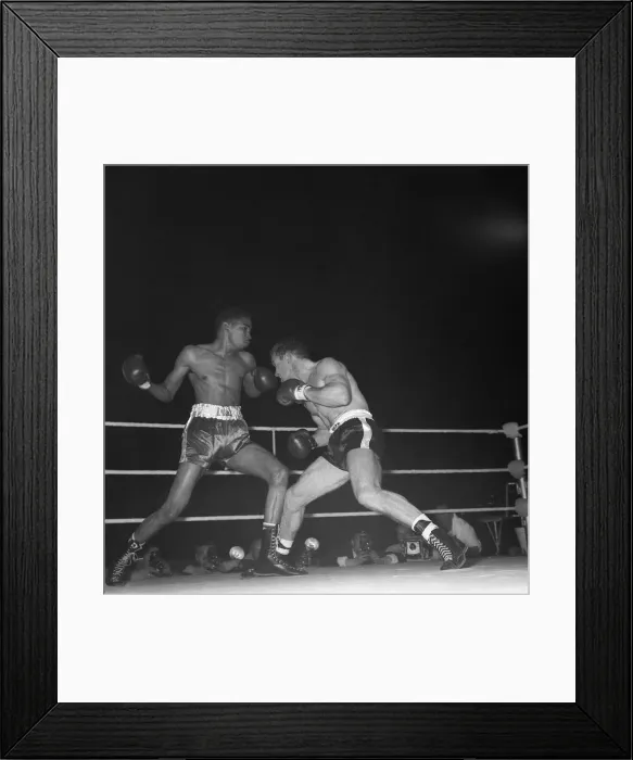 Framed Print : Dave Charnley v Doug Vaillant in a boxing match - June 1962