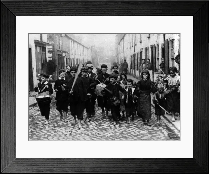 Framed Print : Children of Belfast Dockers who are on strike for better conditions Framed Print : Children of Belfast Dockers who are on strike for better conditions
