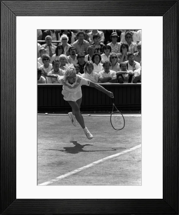 Framed Print : Martina Navratilova plays Chris Evert in the Wimbledon womens singles final 1985