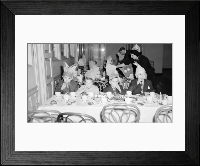 Framed Print : Children at the yearly Daily Mirror Christmas Childrens Party tuck into their food