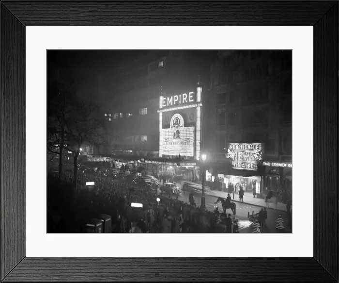 Framed Print : The crowds outside the Empire Leicester Square, London Framed Print : The crowds outside the Empire Leicester Square, London