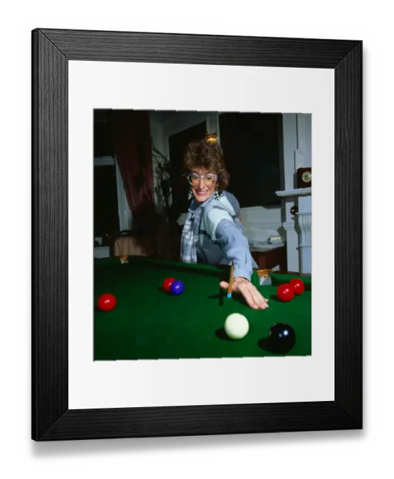 Framed Print : Maureen Lipman playing snooker November 1985 Framed Print : Maureen Lipman playing snooker November 1985