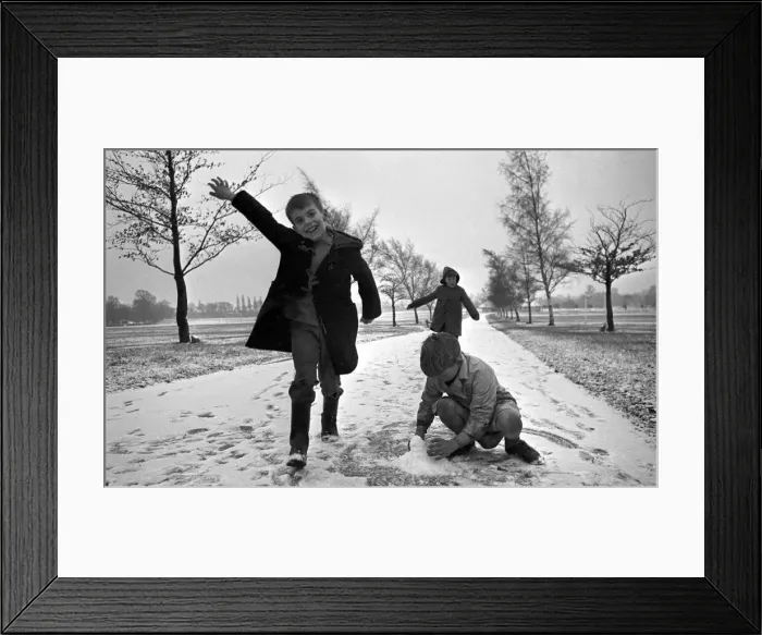 Framed Print : Children playing in the snow at the War Memorial Park, Coventry. 4th January 1968 Framed Print : Children playing in the snow at the War Memorial Park, Coventry. 4th January 1968