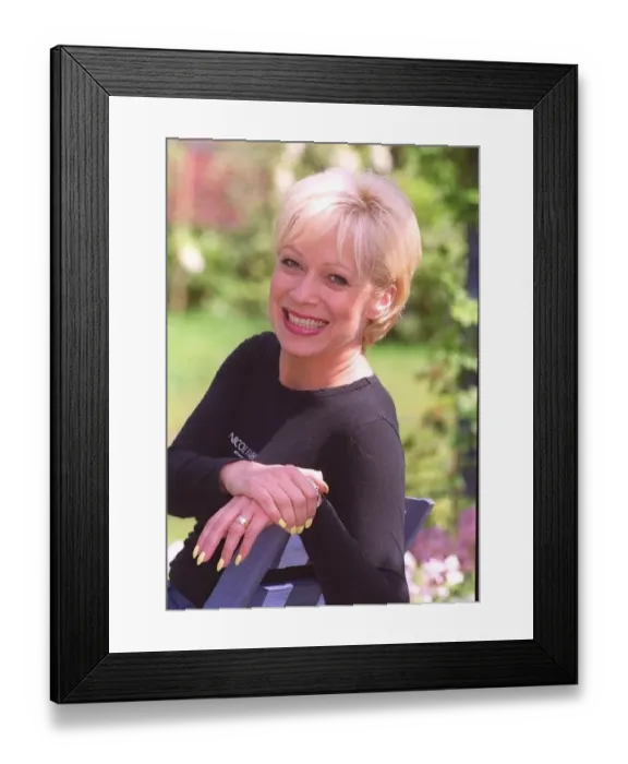  : Denise Welch Actress July 1999 Pictured at home in garden weby