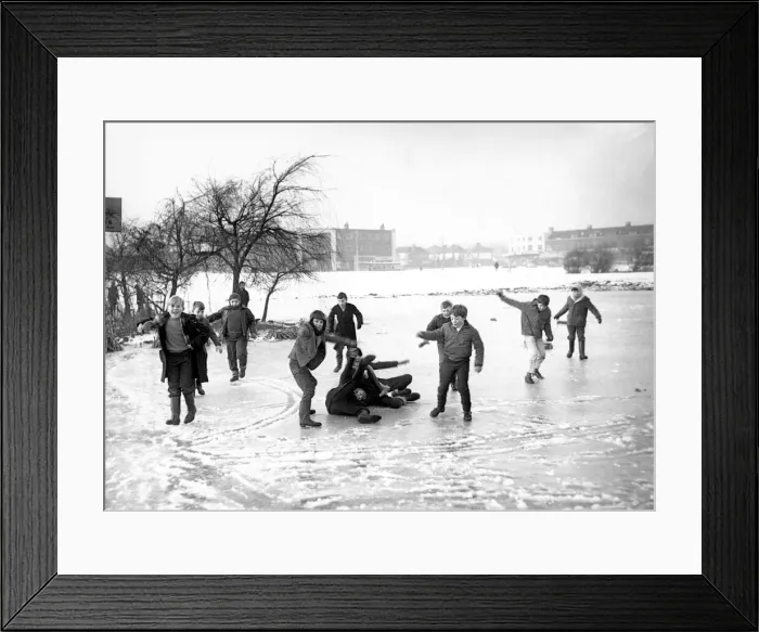 Framed Print : Children play on the ice formed on Quinton Pool, Cheylesmore, Coventry Framed Print : Children play on the ice formed on Quinton Pool, Cheylesmore, Coventry