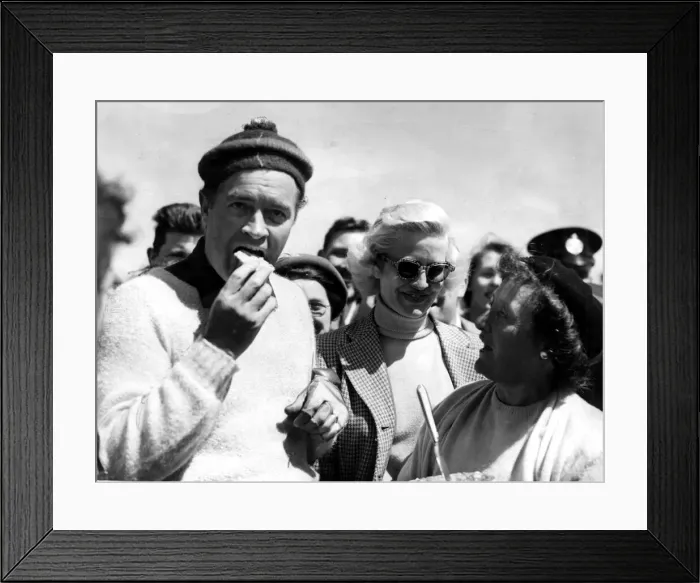 Framed Print : Bob Hope - At the British Amateur Golf Championship, Royal Porthcawl - Framed Print : Bob Hope - At the British Amateur Golf Championship, Royal Porthcawl -