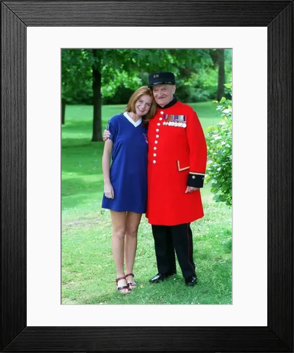: Patsy Palmer Actress May 98 Eastenders actress with Chelsea Penioner : Patsy Palmer Actress May 98 Eastenders actress with Chelsea Penioner