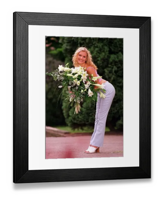  : Tracy Shaw Actress May 1998 pictured with Lillies Flowers A©Mirrorpix