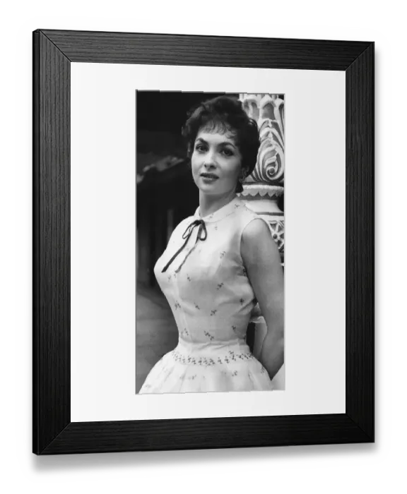 Framed Print : Italian film actress Gina Lollobrigida picture in London for the premier of the film Framed Print : Italian film actress Gina Lollobrigida picture in London for the premier of the film