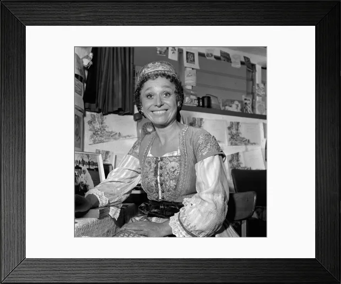 Framed Print : Barbara Windsor takes a break from filming of Shakespeare Framed Print : Barbara Windsor takes a break from filming of Shakespeare