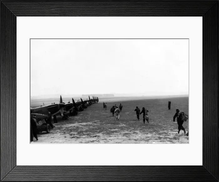 Framed Print : War - World War II - Battle of Britain - Picture shows pilots in the dusk rushing to Framed Print : War - World War II - Battle of Britain - Picture shows pilots in the dusk rushing to