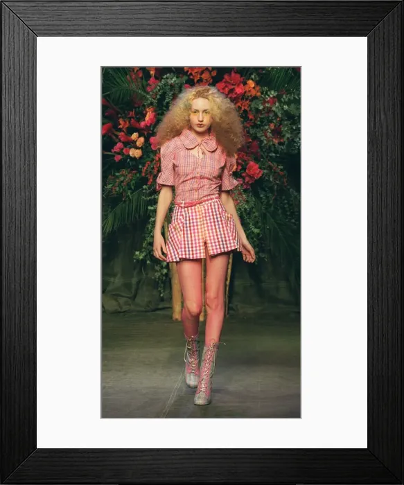 Framed Print : ELIZABETH JAGGER MODELLING FOR VIVIENNE WESTWOOD DURING LONDON FASHION WEEK Framed Print : ELIZABETH JAGGER MODELLING FOR VIVIENNE WESTWOOD DURING LONDON FASHION WEEK