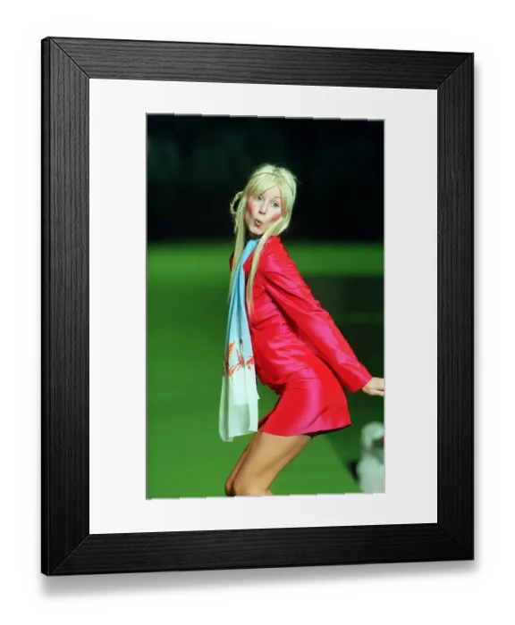 Framed Print : VIVIENNE WESTWOOD FASHIO SHOW LONDON FASHIO WEEK MODEL -DENISE VAN OUTEN Framed Print : VIVIENNE WESTWOOD FASHIO SHOW LONDON FASHIO WEEK MODEL -DENISE VAN OUTEN