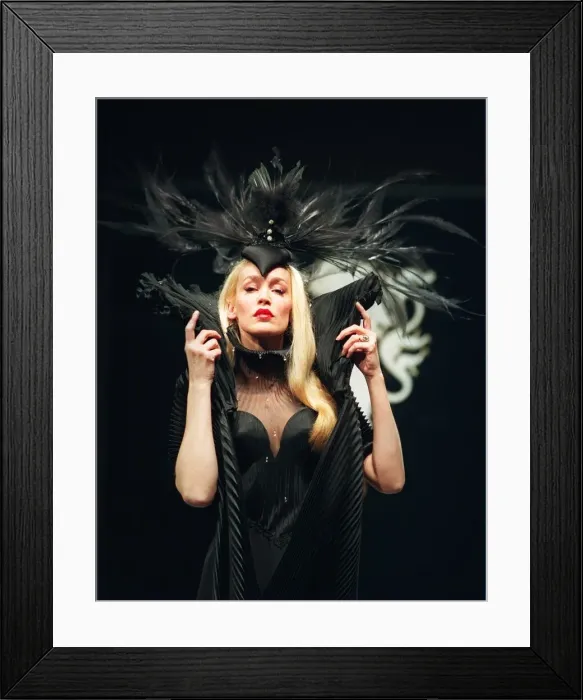 Framed Print : JERRY HALL AT LONDON FASHION WEEK Framed Print : JERRY HALL AT LONDON FASHION WEEK