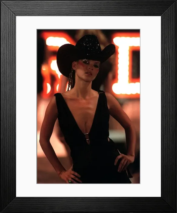 Framed Print : LONDON FASHION WEEK KATE MOSS Framed Print : LONDON FASHION WEEK KATE MOSS