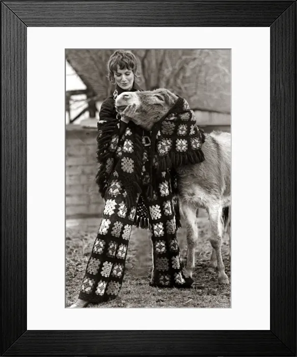 Framed Print : A female model wearing a matching top and trousers with patterned crocheted squares Framed Print : A female model wearing a matching top and trousers with patterned crocheted squares