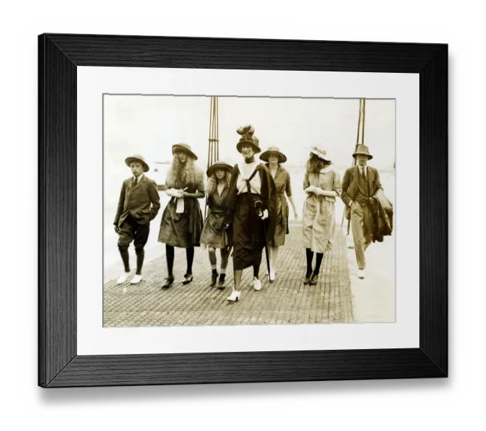Framed Print : Clothing Fashion 1920s Mrs Guinness and her children at Cowes on holiday Framed Print : Clothing Fashion 1920s Mrs Guinness and her children at Cowes on holiday