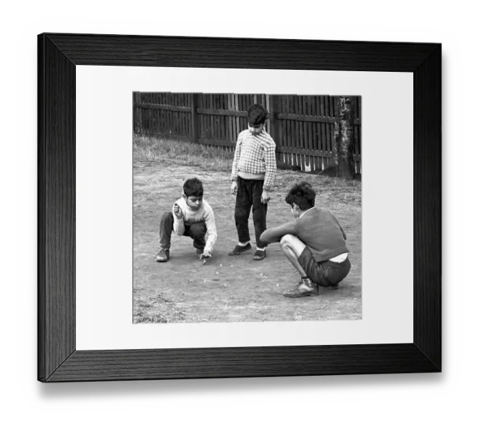 Framed Print : Children enjoy a game of marbles in Hillfields, Coventry. 16th August 1962