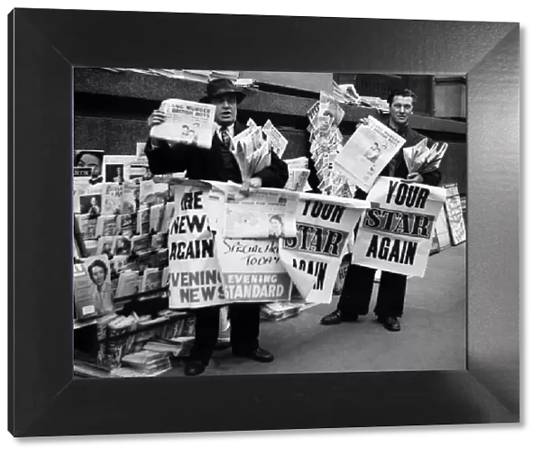 Newspaper vendors in Fleet Street London 1955 LAFRSSAPR05 2004